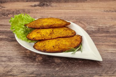 Fırında patates ve biberiye servis edilen baharatlar.