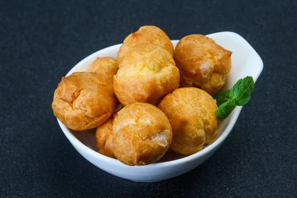 Zoete Smakelijke Profiteroles Hoop Kom Geserveerd Munt — Stockfoto