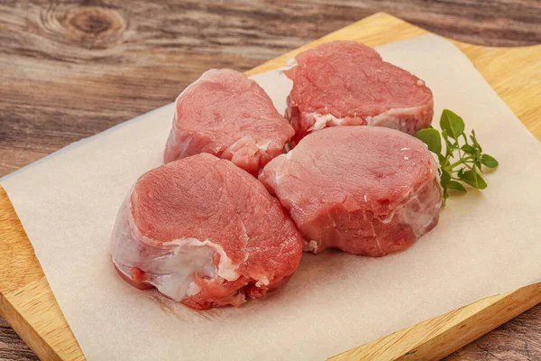 Roh Schweinemedaillon Serviert Rosmarin Zum Kochen — Stockfoto