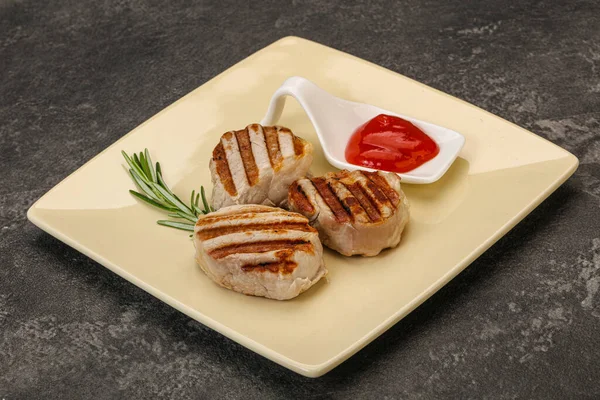 Médaillon Porc Grillé Avec Sauce Tomate Servi Romarin — Photo