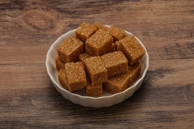 Kahverengi baston şeker yavruları kasede