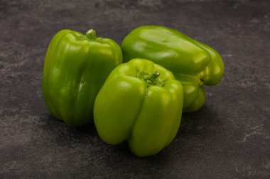 Yeşil tatlı dolmalık biber yığını 