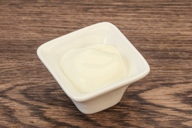 Süt ekşi krema kasede