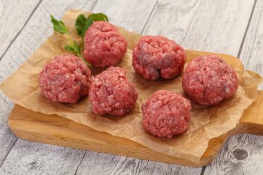 Ahşap zemin üzerinde çiğ köfte pişirmeye hazır.