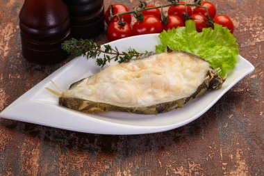 Salata yapraklı fırında kurt bifteği.