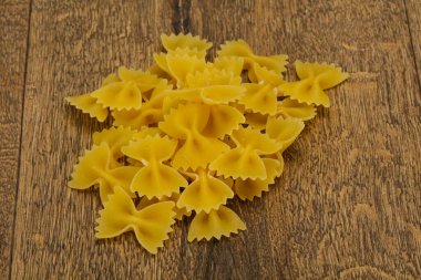 Çiğ, farfalle makarnası pişirmeye hazır.