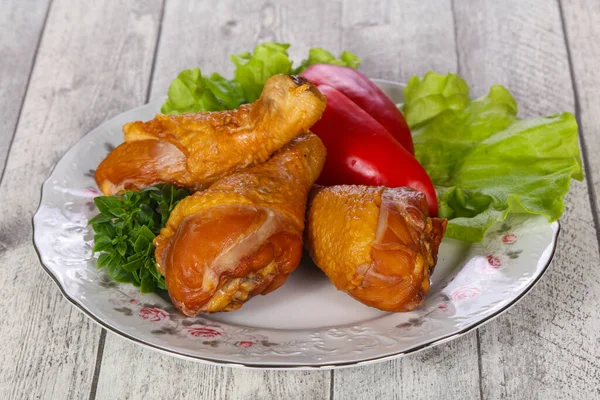 Geräucherte Hühnerkeulen Mit Salatblättern — Stockfoto
