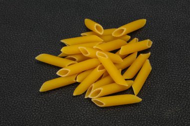 Çiğ makarna kaseye hazır.