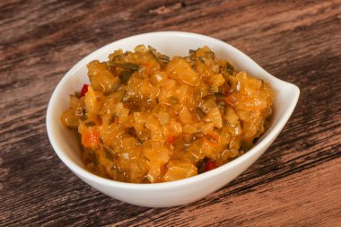 Salatalık ve hardal tohumlu sos.