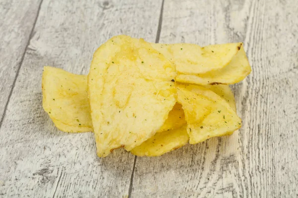 Naturlig Yuong Potatis Saltade Chips Hög — Stockfoto