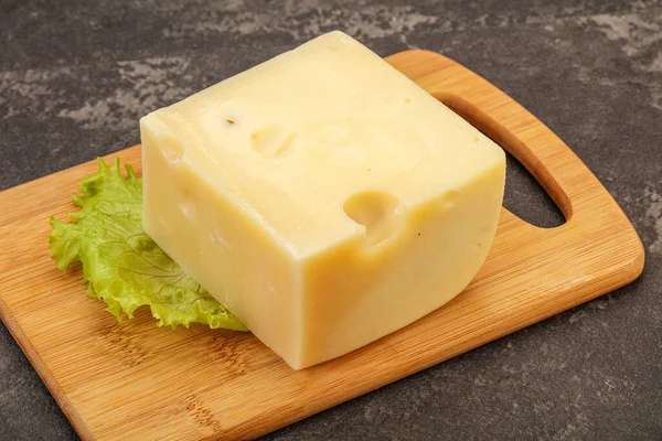 Emmentaler Kaas Houten Plank Geserveerd Salade — Stockfoto