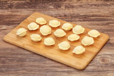 Pişirmek için çiğ etli börek.