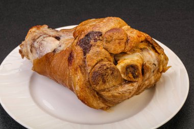 Baharatlı ve otlu domuz budu.