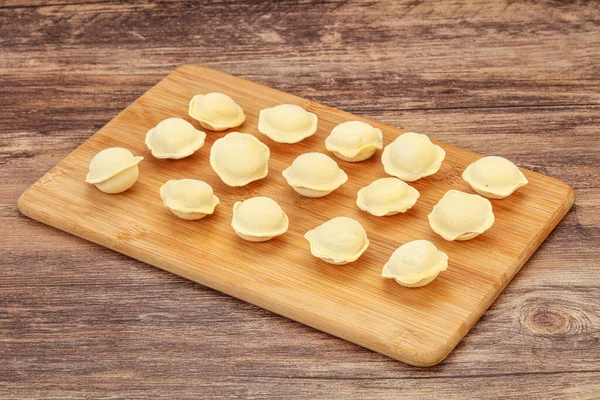 Pişirmek için çiğ etli börek.