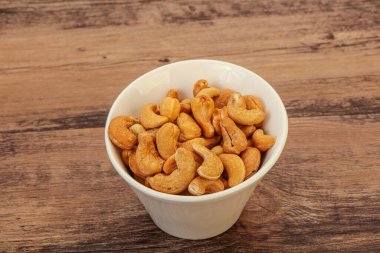 Kavrulmuş kaju yığını kasede