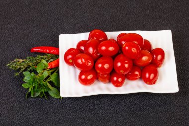 Kasede fesleğen servis edilen vişneli domates turşusu