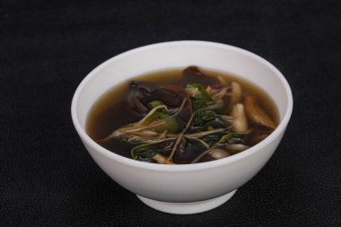 Tayland usulü et, sebze ve mantarlı çorba.