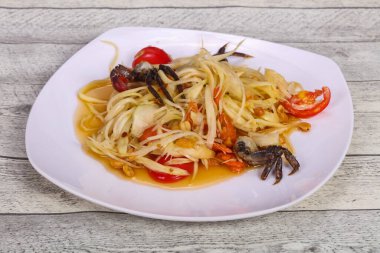 Deniz mahsullü yeşil mango salatası - yengeç ve karides