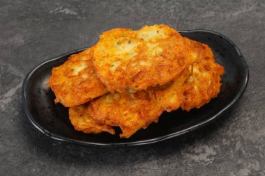 Kavrulmuş birkaç patates gözlemesi kasede