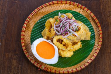 Soğan ve soslu kızarmış kalamar halkaları.