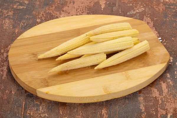 生玉米在木板上 — 图库照片