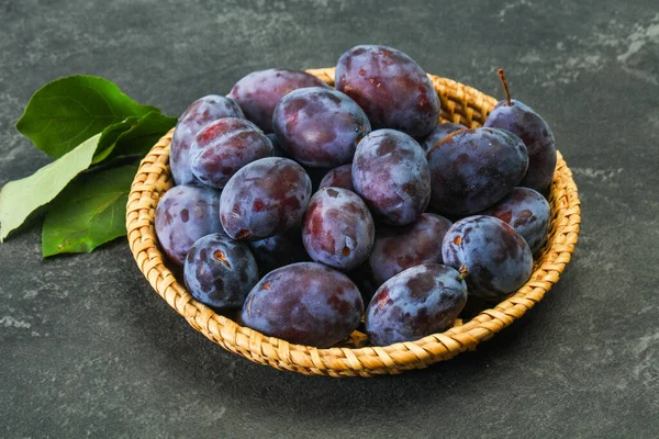 Ripe Plum Heap Basket Leaves — Stock Photo, Image