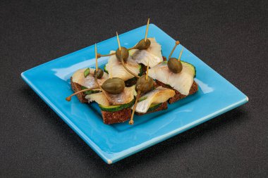 Ringa fileto kanepe aperatifi, yabanmersini ve salatalık.