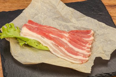 Fırında pişmemiş domuz pastırması.