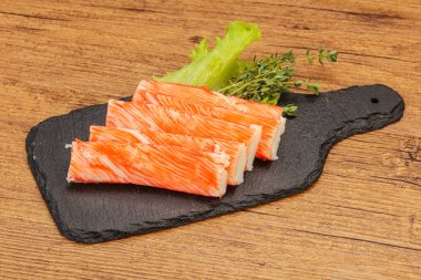 Yengeç çubukları güvertede salata yaprağı servis etti