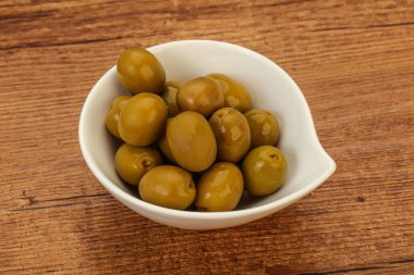 Kavanozda yeşil zeytin turşusu