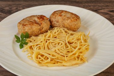 Peynirli spagetti ve ev yapımı tavuk pirzolası.