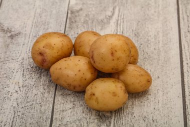 Çiğ taze patates yığını.