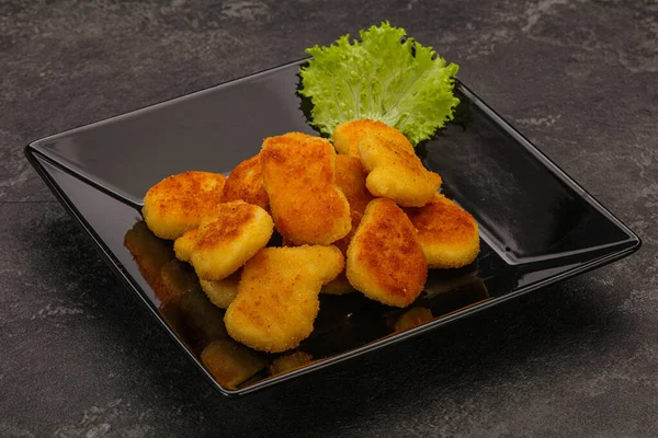 Gebratene Leckere Chicken Nuggets Serviert Salatblätter — Stockfoto