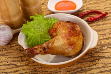 Çıtır çıtır kızarmış tavuk budu.