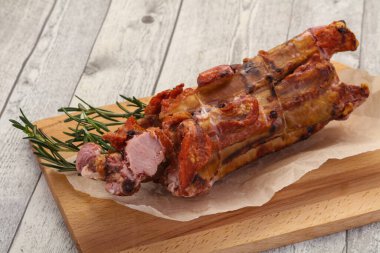 Biberiye servis edilen domuz pirzolası.