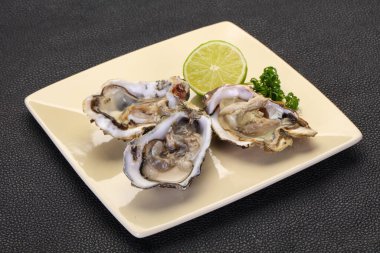 Limonlu ve maydanozlu taze istiridye.