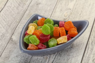 Tatlı meyve yığını kasede