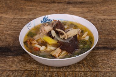 Tayland usulü et, sebze ve mantarlı çorba.