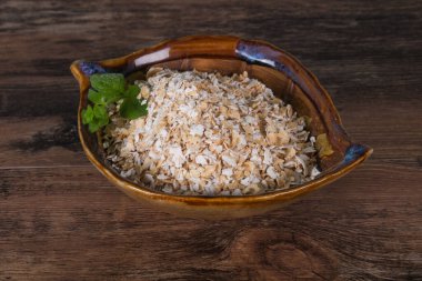 Kahvaltıda çiğ yulaf.