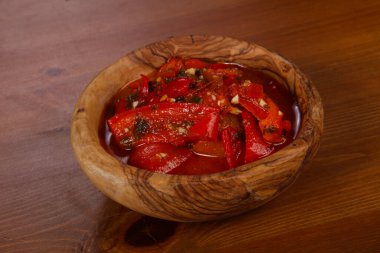 Bitki ve baharatlı dolma biber turşusu.