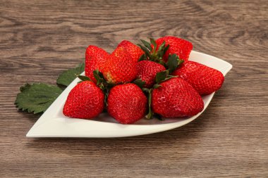 Yapraklı kasede olgun tatlı çilek