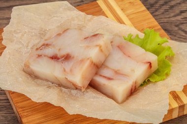 Pişirmek için çiğ balık filetosu.