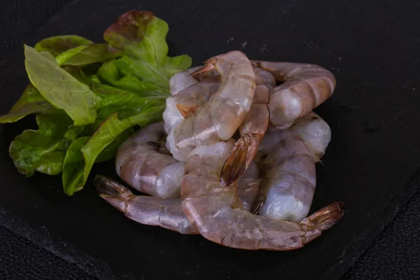 Raja Udang Mentah Siap Untuk Dimasak Disajikan Daun Salad — Stok Foto