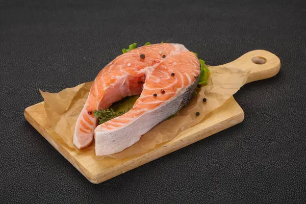 Bistecca Salmone Cruda Con Sale Pepe Pronta Griglia — Foto Stock