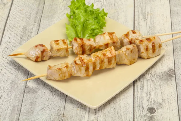 Gegrillter Schweinespieß Serviert Salatblätter — Stockfoto