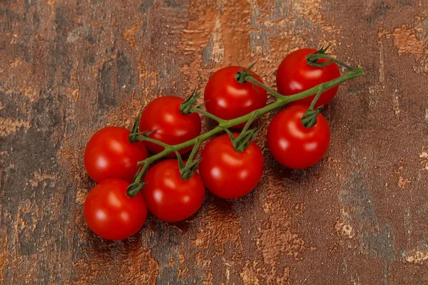 Reife Schmackhafte Tomaten Auf Dem Zweig — Stockfoto