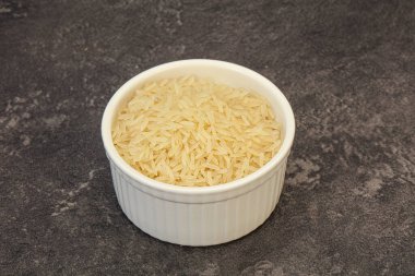 Tabakta çiğ Hint basmati pilavı
