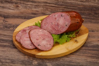 Baharatlı ve otlu füme jambon.