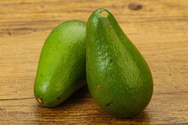 İki olgun egzotik yeşil avokado sebzesi.