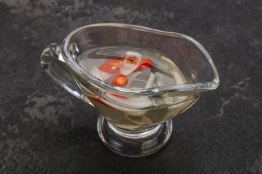 Acı biber ve sarımsaklı Vietnam sirkesi sosu.